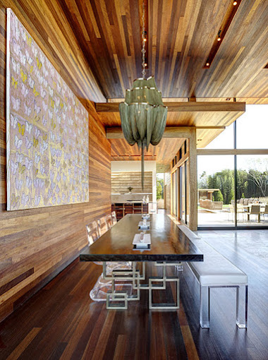 Pared cubierta con láminas de madera natural en salón comedor