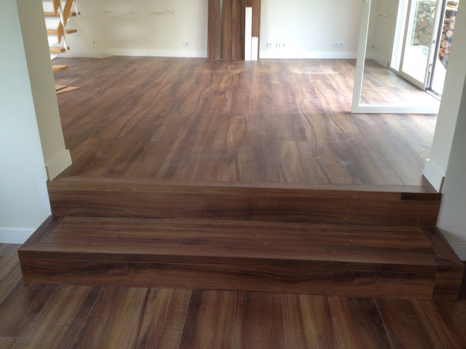 Escaleras con suelo de madera natural