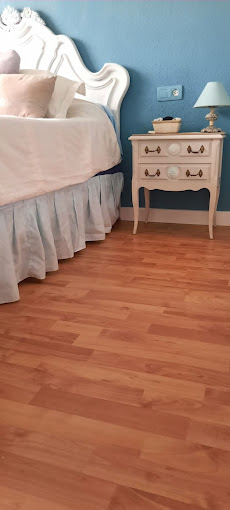 Tarima de madera instalada en habitación de matirmonio