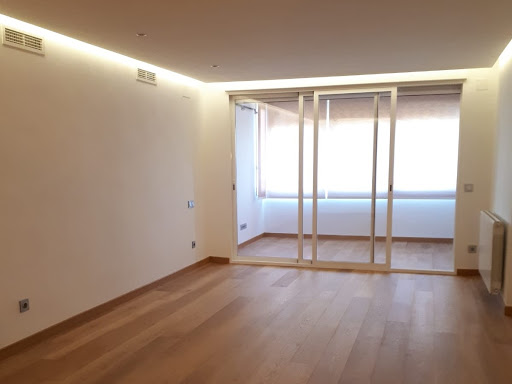 Tarima de madera instalada en vivienda de obra nueva