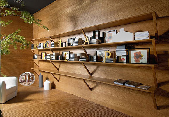 Pared de madera natural con estanterías