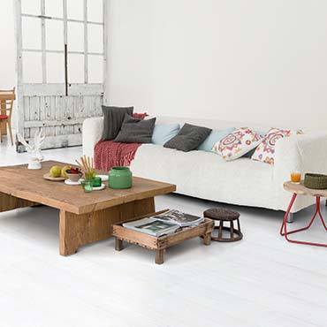 Salón con tarima de madera natural