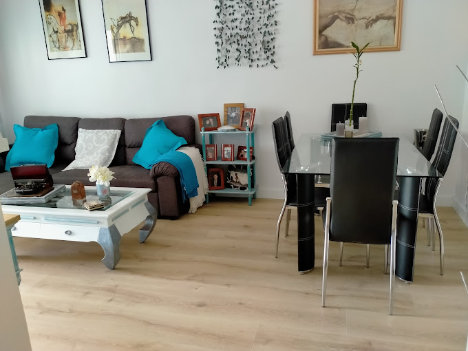 Tarima de madera color claro en salón de vivienda reformada