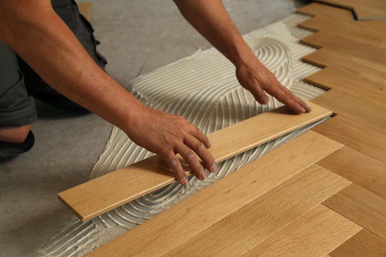 Instalación de tarima de madera natural en vivienda
