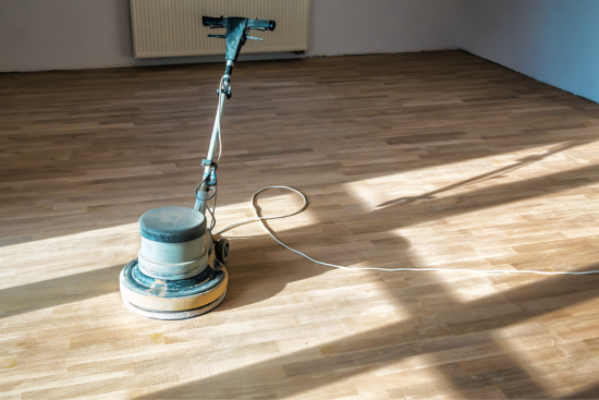 Acuchillado de suelo de madera en vivienda