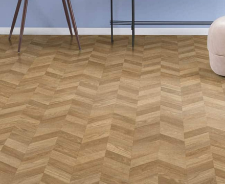 Parquet en habitación de casa instalado en forma de espiga