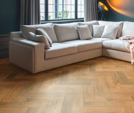 Parquet en salón con formato de espiga