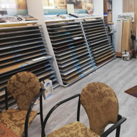 Tienda Espacio Ombú con muestrario de tarimas y parquets