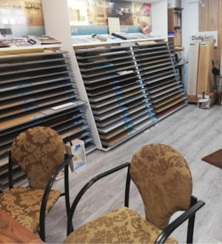 Tienda Espacio Ombú con muestrario de tarimas y parquets